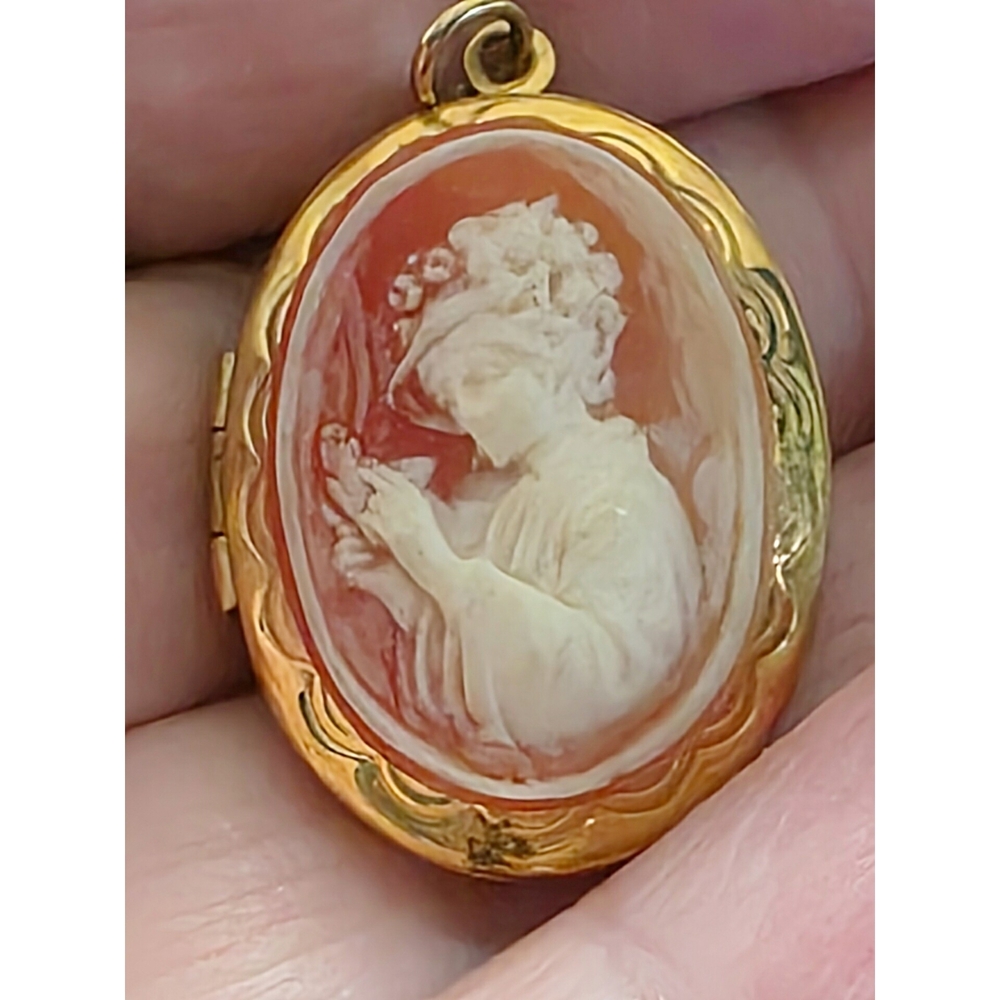Vintage Faux Shell Classic Lady Cameo Locket Pendant